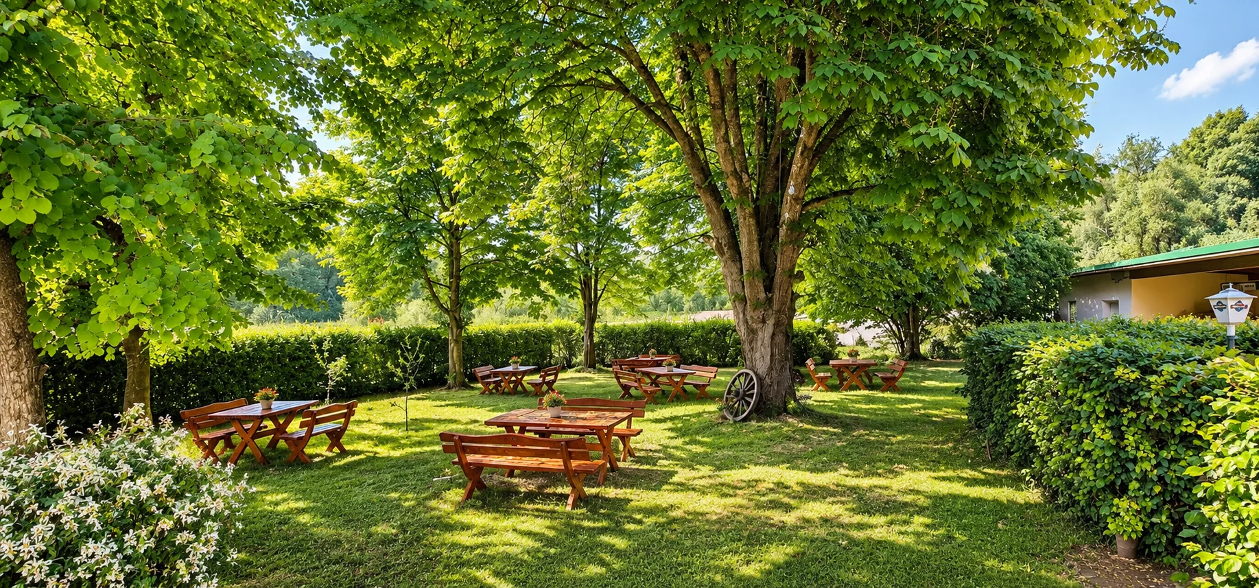 Garten Golden Hour – Panorama mit gedeckten Tischen